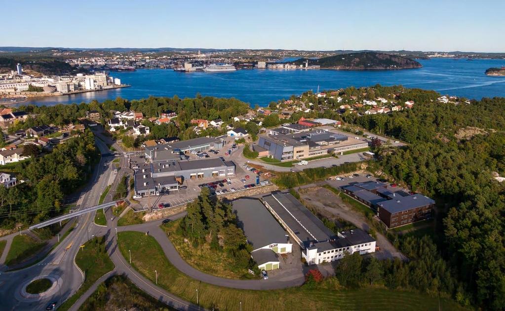 Glencore Nikkelverk, Kvadraturen og Odderøya vises i bakgrunnen av bildet, i tillegg til Fiskåtangen boligfelt. I front ligger Æskefabrikken og Blå Kors.