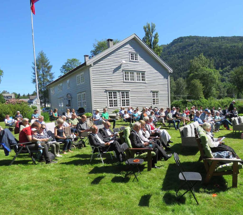 Mange tok turen i prestegardsparken denne fine sommardagen. Skaparverkets dag Søndagen rann med eit strålande ver.