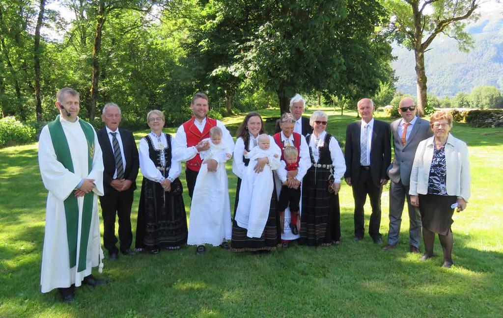 Dei to dåpsborna Marie Dahl Hestenes og Solveig Dahl Hestenes saman med foreldra Ola Skår Dahl og Anna Margrethe Lee Hestenes saman med fadrane.