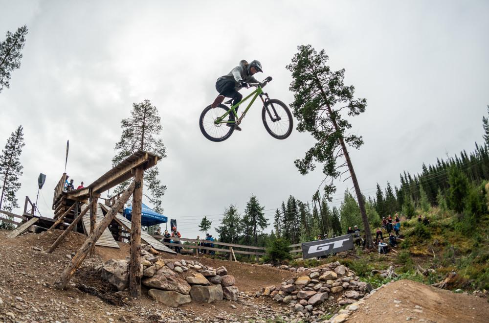 løypa. De ble både luftige svev og frontflips, sykkeltriks som mange blant publikum aldri hadde sett før. Adrian Tell var dagens råeste med blant annet en 360 grader fra startrampen til B-RAGE.