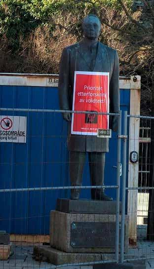 Sigval Bergesen har fått en dårlig plassering i bybildet. Kånå er heller ikke så lett å få øye på. byggegjerder og plakater fjernes når arbeidet er fullført.