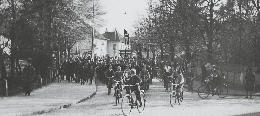 Da Hitler skjøt seg et barndomsminne Tekst: Inge Bø Nå hadde krigen i Norge vart i fem år fra 9. april 1940. Det led mot vår i 1945. På frontene i verden raste krigens redsler på det verste.