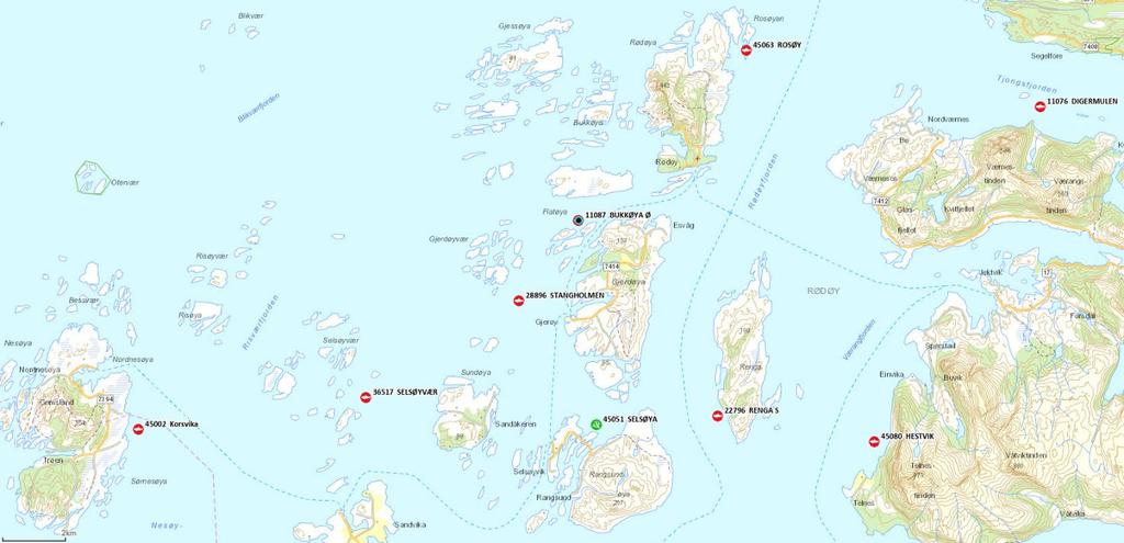 Figur 2: Oversiktskart med plasseringen av anlegget (rød firkant) i forhold til andre anlegg. Målestokk vises i venstre hjørne. Kilde: Fiskeridirektoratets kartløsning. 1.