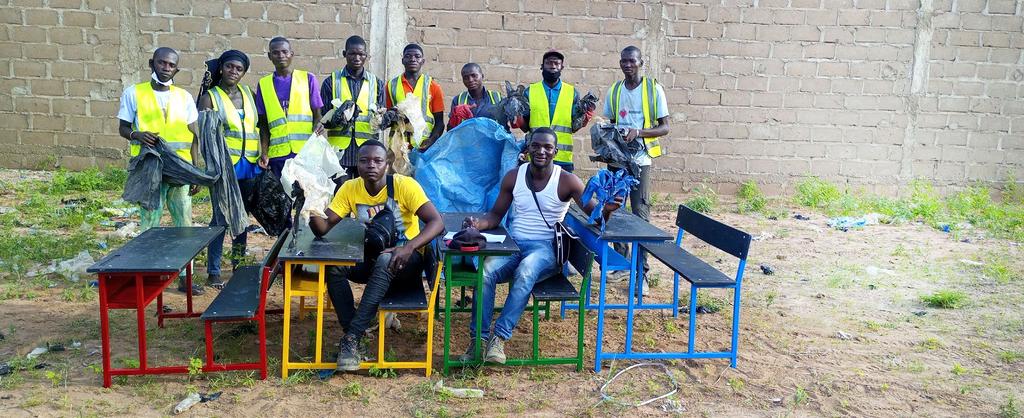 Plast blir skolepulter i Mali Siden 2019 har Strømmestiftelsen, sammen med Norsk Gjenvinning og Returkraft, jobbet sammen i Mali med å samle inn plastsøppel og resirkulere dem til skolepulter.