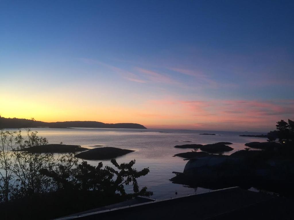 med veldig varm sommer de ukene vi var der. På kveldne satt alle ute på verandaene sine og du hørte de satt og pratet oppover i lia rundt oss.