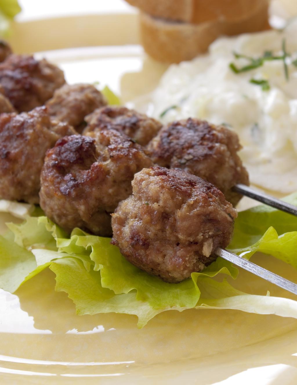 GRESKE LAMME- BOLLER PÅ SPYD MED GRESK SALAT OG TZATZIKI Hvem lengter ikke tilbake til sol, strand og god mat etter en vellykket ferietur i sydlige strøk?