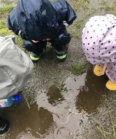 Dei er veldig glade i å få vere med å ta del i det daglege stellet og å sanke egg er veldig stas.