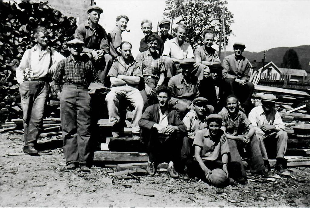 Arbeidsstokken i 1941. Fra venstre sittende bak Eivind Juvelid, Øivind Hilllestad (med pipe), Ludvig Pedersen, Kjell Såtvedt,? Juveli, Ola Juveli og Jon Berget.
