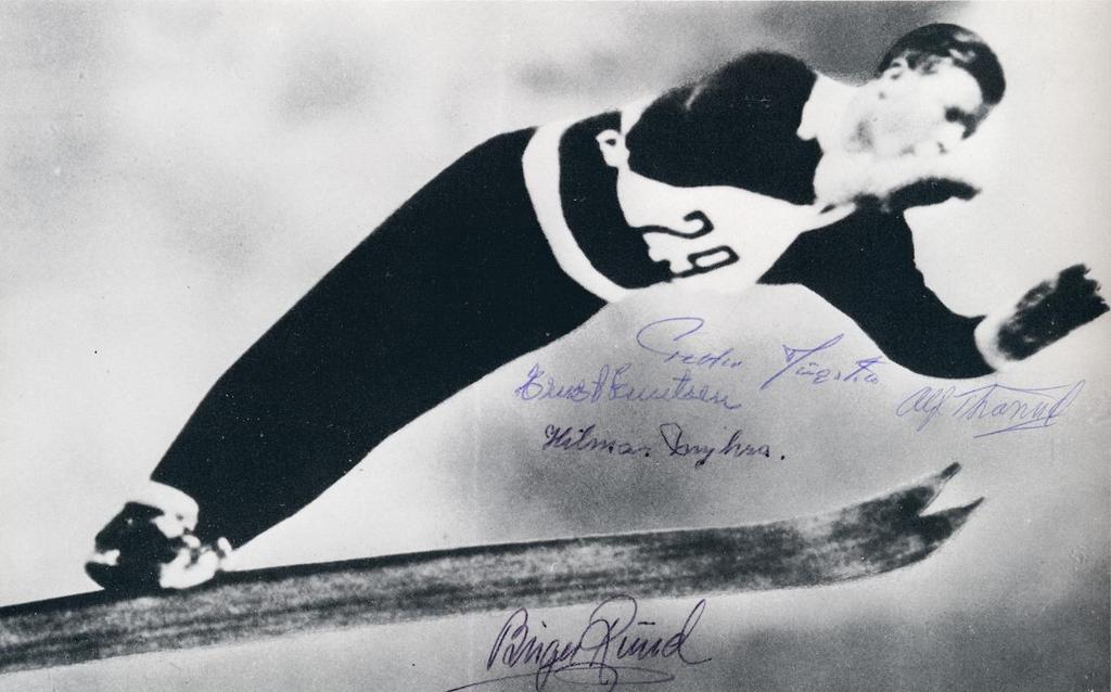 Et av de mest berømte bildene av Birger Ruud i svevet. Bildet, som er fra Gråkallbakken i Trondheim i 1930, ble også brukt på en liten reklameplakat fra Kongsberg Skifabrikk.