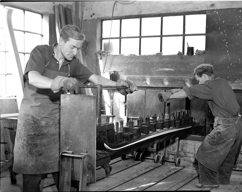 Her har Ludvig Pedersen (t.v.) og John Ødegård lagt de sammenlagte sålene inn i fabrikkens første, relativt enkle skipresse.