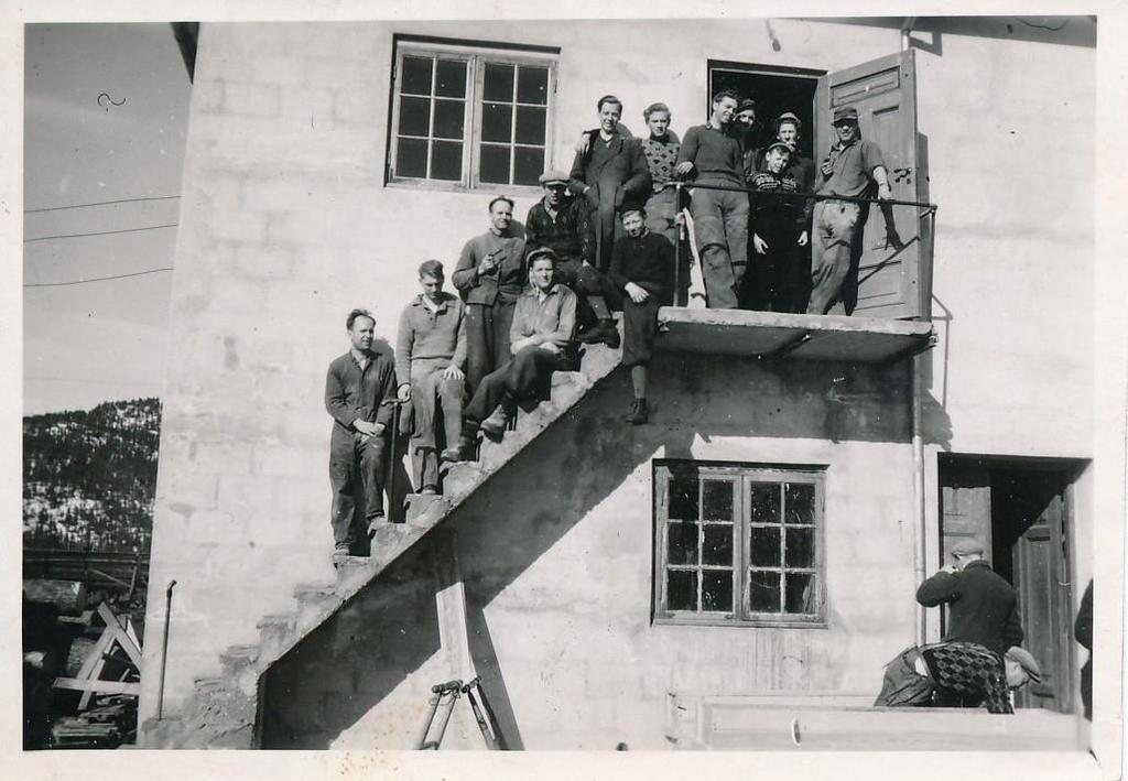 Bildet av en del av de ansatte er sannsynligvis tatt i 1947.