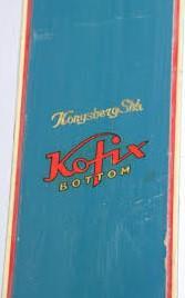 Hoppskiene med Kofix-belegg var i de tidligste årene utstyrt med plast sidekanter i oversålen. Skien til venstre antas å være fra rundt 1960, mens den til høyre antas å være fra 1965/1966.
