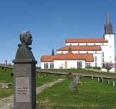 Byste av pastor Reinert Svendsen (1849-1941) på Veldre kirkegård. På sokkelen står det: Veldre, Ringsaker og Brøttum menigheter reiste ham dette minne. Det var på hans 100 års dag 25. mai 1949.