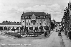 LO overtok aksjemajoriteten i Kristiania & Oplands Vekselbank i 1920, og banken ble omdøpt til Arbeidernes Landsbank i 1926.