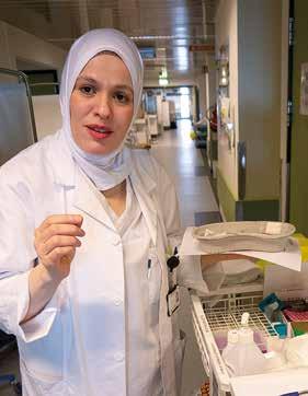 AKTUELT Foto: Grete Hansen Asma Hasnaoui er en av helsesekretærene «på post» som tar blodprøver.