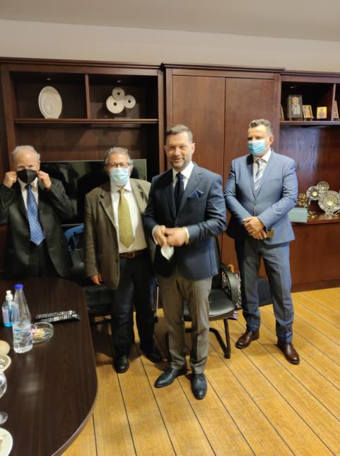 Innimellom all ståhei kunne vi så la «maskene falle» og få et kort møte med vår nye partner selveste Panos Xenokostas på hans kontor og vi fikk klar