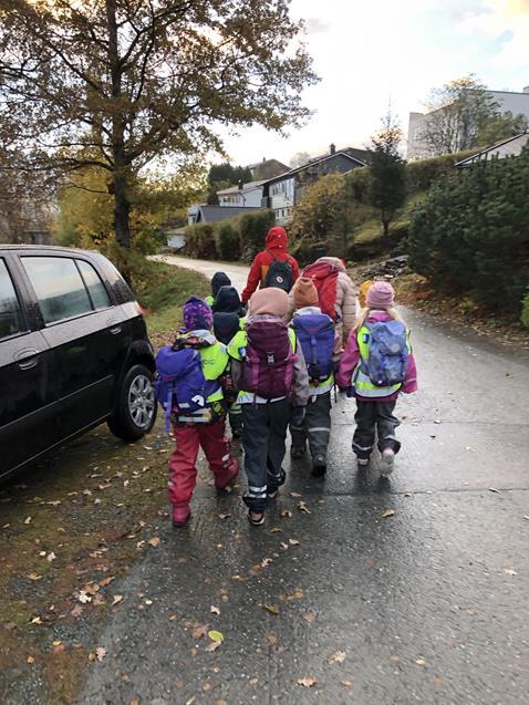 Lesestund på biblioteket og på skolen, oftest på onsdager en gang I måneden. 5.klasse (fadderklassen leser for førskolebarna.