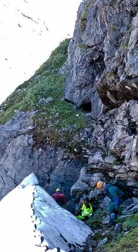 I 2003 ble det funnet tann- og beinmateriale fra en brunbjørn i en liten grotte åpning i et bratt karstområde cirka 1 225 meter over havet innen for Breheimen nasjonalpark.