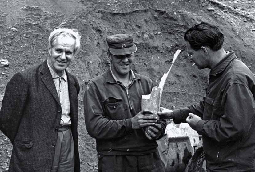 Anatol Heintz (fra venstre), Oddvar Lunde og paleontolog Gunnar Henningsmoen ved overlevering av den 1,7 kilo tunge delen av en støttann i 1967.