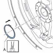 Bruk en plasthammer til å montere ringen på rotoren inntil den har full kontakt med rotoren. 11.
