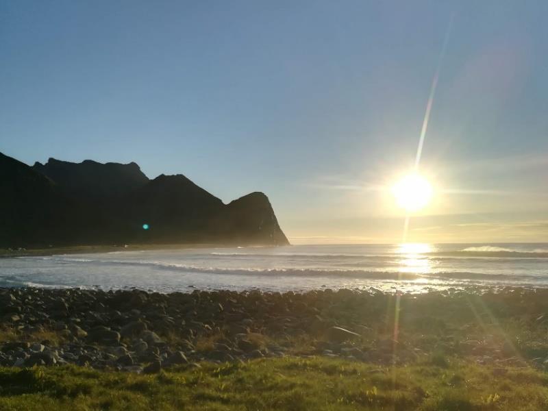 Etter en stund merker du at bølgene bryter raskere og er vanskeligere å surfe på. Du vet at tidevannet og vindretningen påvirker bølgekvaliteten, og kjenner at armene er tunge og tomme for styrke.