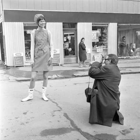 Journalistelever øver seg. Gjøvik 1966.