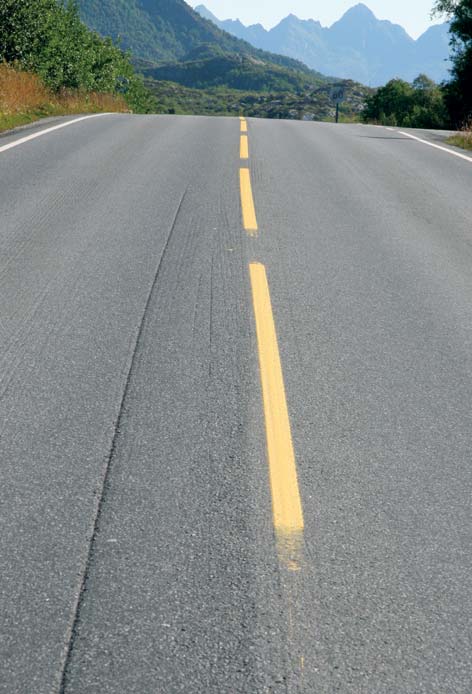 1 VEGLOVEN (LOV-1963-06-21-23) Formålet med denne loven er å trygge planlegging, bygging, vedlikehold og drift av offentlige og private veger, slik at trafikken på dem kan gå på en måte som