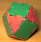 Oppgave 6 Utstyr 5 kvadrater og 4 likesidete trekanter. Sidene i trekantene skal være like lange som sidene i kvadratene. Bruk for eksempel brikker fra polydronsett.