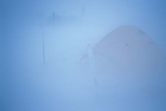 Kommunikasjonsmidler Det er begrensede kommunikasjonsmuligheter på Svalbard. Det er kun dekning for mobiltelefon i og rundt bosetningene Longyearbyen, Svea og Barentsburg.