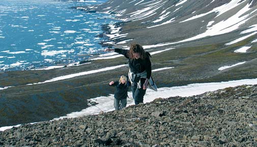 -78 Fjellene Fjellene i de sentrale delene av Svalbard består av sedimentære bergarter som forvitrer raskt.