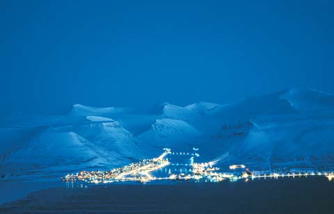 Det skiftende været og terrenget på Svalbard er de største utfordringene ved snøscooterkjøring.