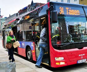 BAKGRUNN HVA ER ITS? Intelligente transportsystemer (ITS) har til hensikt å påvirke trafikanten til å endre adferd slik at man oppnår en forbedring i trafikksituasjonen.