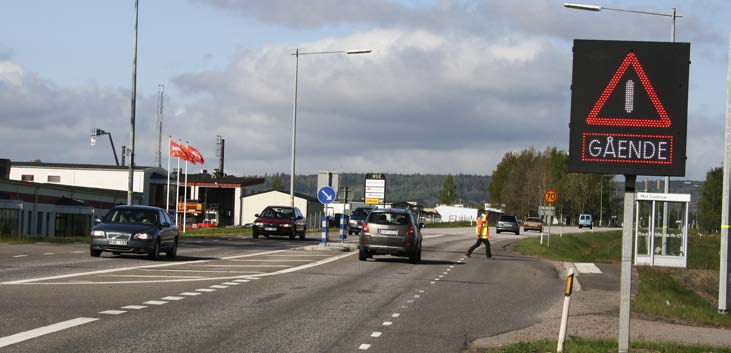 INFORMERE OG VARSLE TRAFIKANTENE for at for eksempel barn glemmer å trykke for å få grønt lys elimineres gjennom automatisk aktivisering.