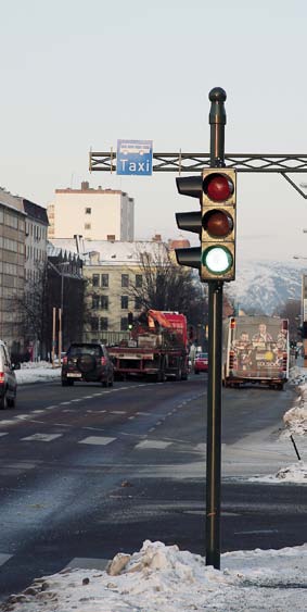 STYRE TRAFIKKEN grupper har eller kunne ha hatt en grønntid hver. I et trafikkstyrt anlegg detekteres kjøretøyene på veg inn mot krysset.