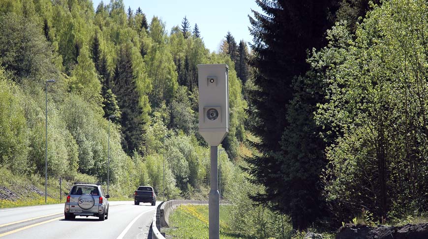 OVERVÅKE TRAFIKKEN Automatisk trafikkontroll (ATK) reduserer gjennomsnittsfarten på stedet med 5 10 km/t. En samlet vurdering indikerer at personskadene reduseres med 15 20 % med punkt-atk.