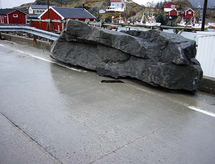 Det kan også være politiske vedtak, initiativ eller policybestemmelser som danner grunnlag for et tiltak. Det er vanlig at en problembeskrivelse følges av et forslag til løsning.