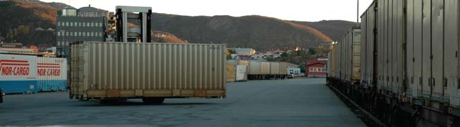 Truck laster containere i Bodø.