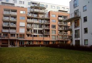 I Vahls gate-kvartalet har alle leiligheter i Lakkegården borettslag privat uteplass. Et mindretall av utleieboligene har egen terrasse og de øvrige ingen privat uteplass.