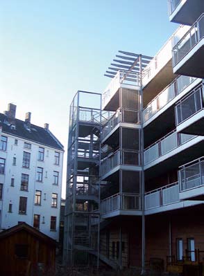 trappehus og altanganger mot gårdssiden kan også skape sammenheng mellom uterommene på bakkeplan og tak.