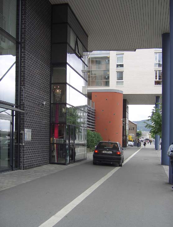 7.14 Et godt eksempel på bybygging. Bassengtomta i Trondheim har butikker i de to nederste etasjene og boliger lenger opp. Butikker mot gaten bidrar til et allsidig bymiljø.
