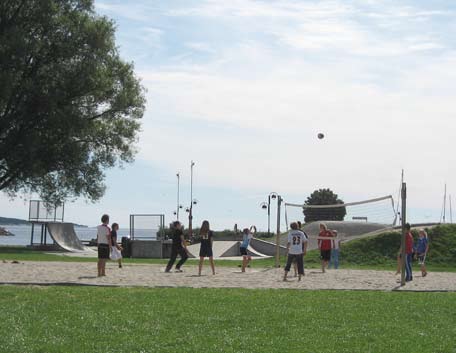 7.26 T.v. Flerfunksjonalitet og sambruk gir tilbud til flere. Kristiansand kommune har tilrettelagt store friområder i strandsonen for lek og fysisk aktivitet.