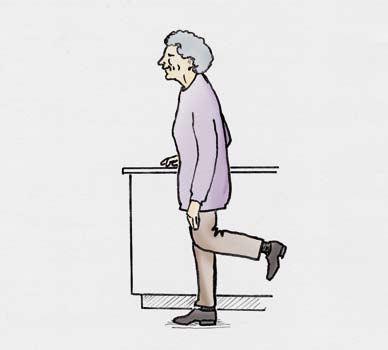 ØvElSE 7: Stå på én fot Stå med siden vendt mot kjøkkenbenken. Støtt deg så lite som mulig. Før tyngden over på beinet nærmest kjøkkenbenken og bøy motsatt kne, slik at hælen nærmer seg baken.