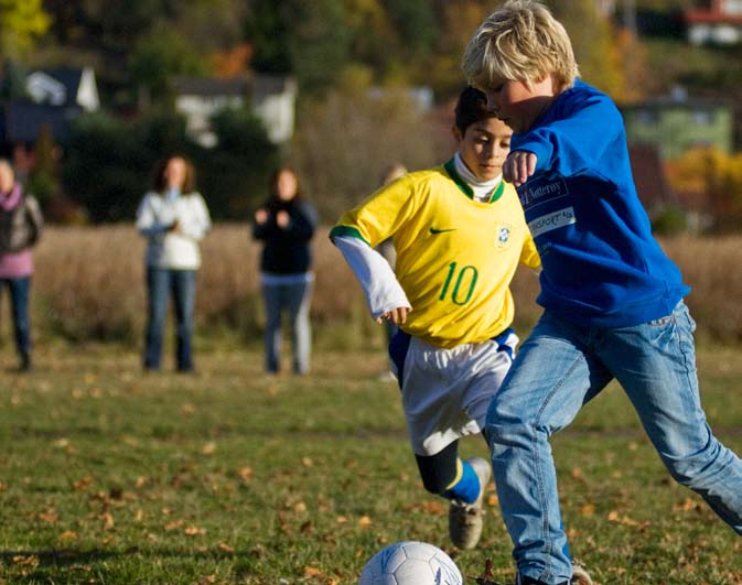 6 Fysisk aktivitet, sosial utvikling og skoleprestasjoner Skoleprestasjoner Det kan være at fysisk aktive barn vil være roligere i timene, ha større konsentrasjonsevne, og dermed lære mer.