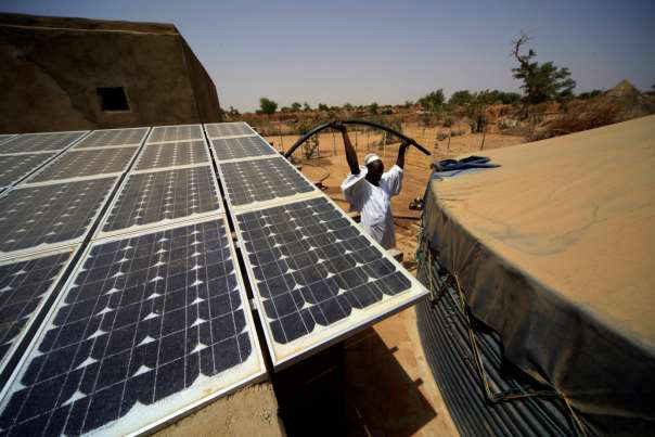 Bilde 3: Soldrevet pumpestasjon ved Deleij- leiren ved Garsila, Vest- Darfur. (ACT/Paul Jeffrey) 4.0 Hvordan får vi økonomisk globalisering til å underbygge bærekraftig utvikling?