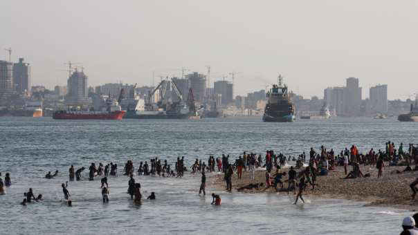Bilde 1: Strandliv i Luanda, Angola. Høy byggeaktivitet, frakteskip og offshorefartøy i bakgrunnen. (Flickr Creative Commons/mp3ief) 2.0 De på bunnen, de utenfor og de på vei opp.
