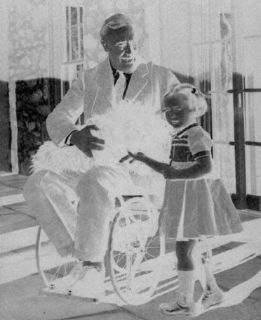 President Roosevelt. Polio kan ramme alle. (ill. fra «A summer plague») senere ikke fikk et åpent og nært forhold til sine foreldre, som strever mest med psykiske senvirkninger. Den stabile fasen.