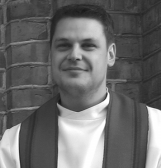 32-åringen ble ordinert til prest i Fredrikstad domkirke i desember 2004, og har siden arbeidet som sokneprest i Dønna på Helgelandskysten, i Nordland fylke.