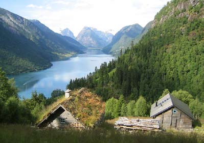 etter måten er lite eksponerte mot fjorden. Samstundes føreligg søknad frå Sognekraft AS om ny line ut frå Fjærland gjennom Grindsdalen.