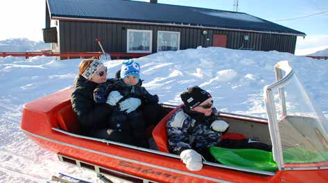 Lilly, Sofie, Dennis og Ronja kom innom hytta for en kopp varm kakao før ferden fortsatte videre til Syltevikvannet. Søndag 1.