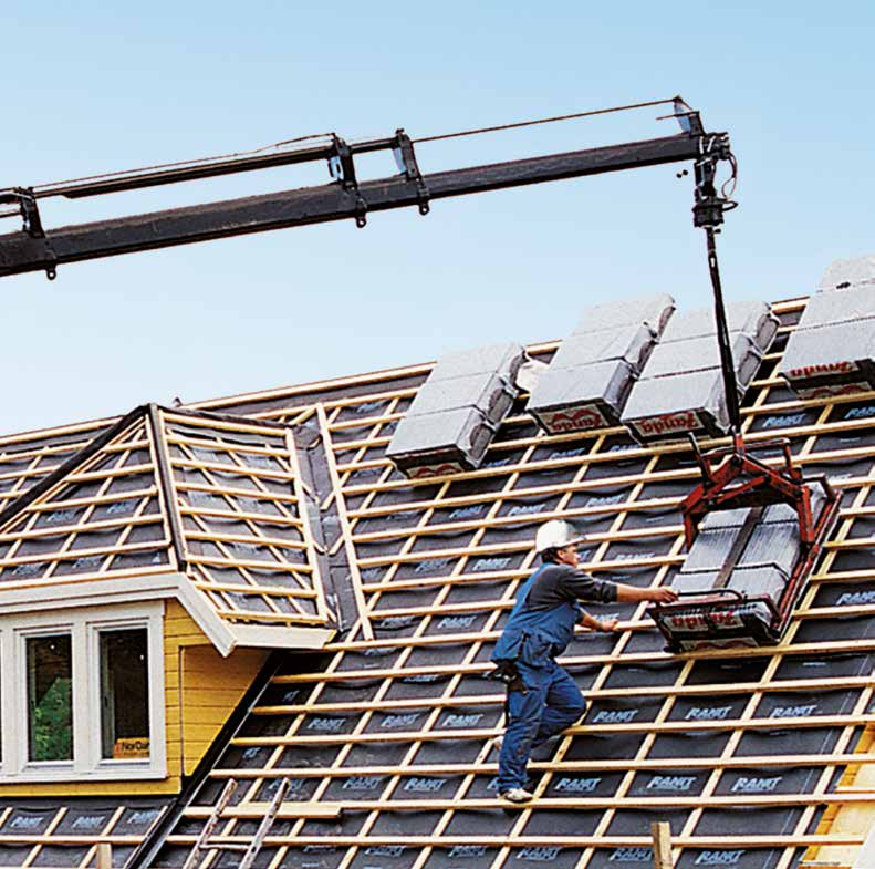 Vi kan levere direkte på taket Det kan være tungt å få taksteinen opp på taket. Derfor hjelper vi deg med å levere dem direkte på tak. Monier har dyktige sjafører med lang erfaring.